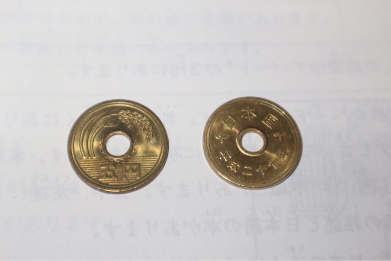 mặt trước và mặt sau đồng 5 yên